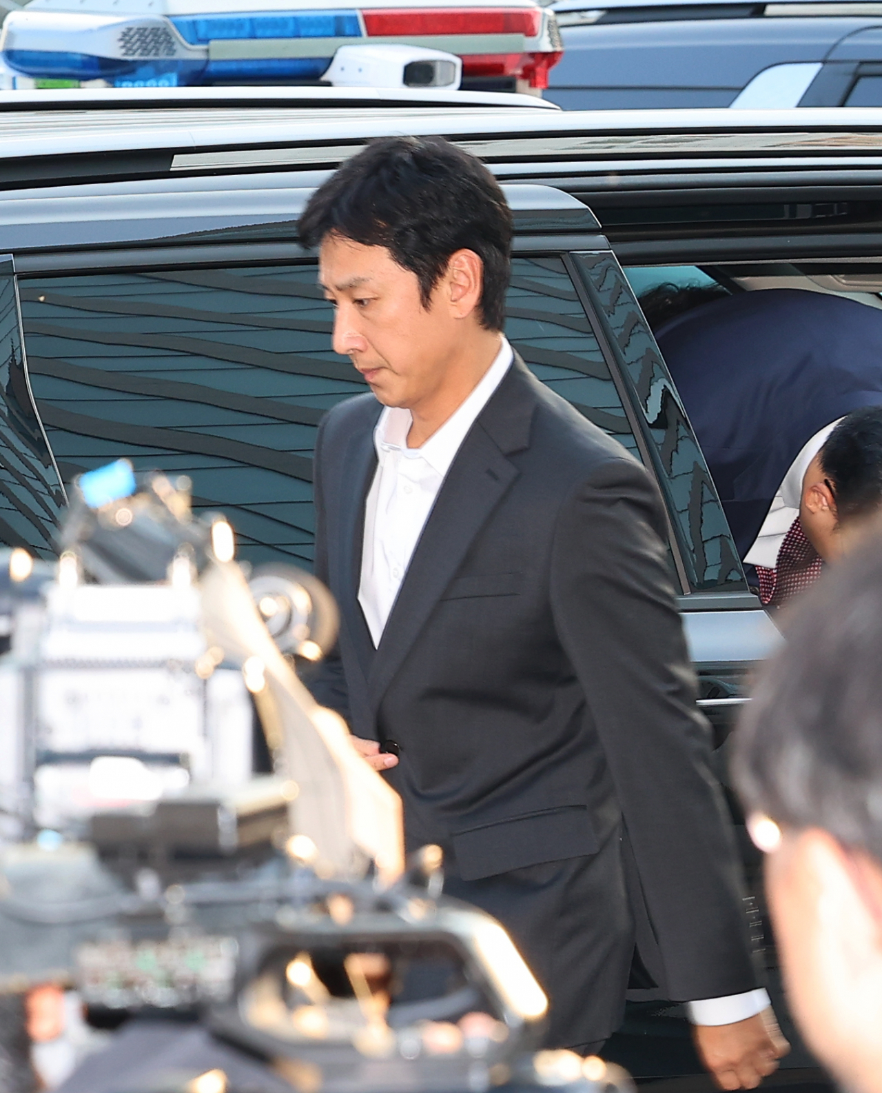 마약 투약 혐의를 받는 배우 이선균씨가 28일 오후 조사를 받기 위해 인천논현경찰서에 있는 인천경찰청 마약범죄수사계에 출석하고 있다. [연합]