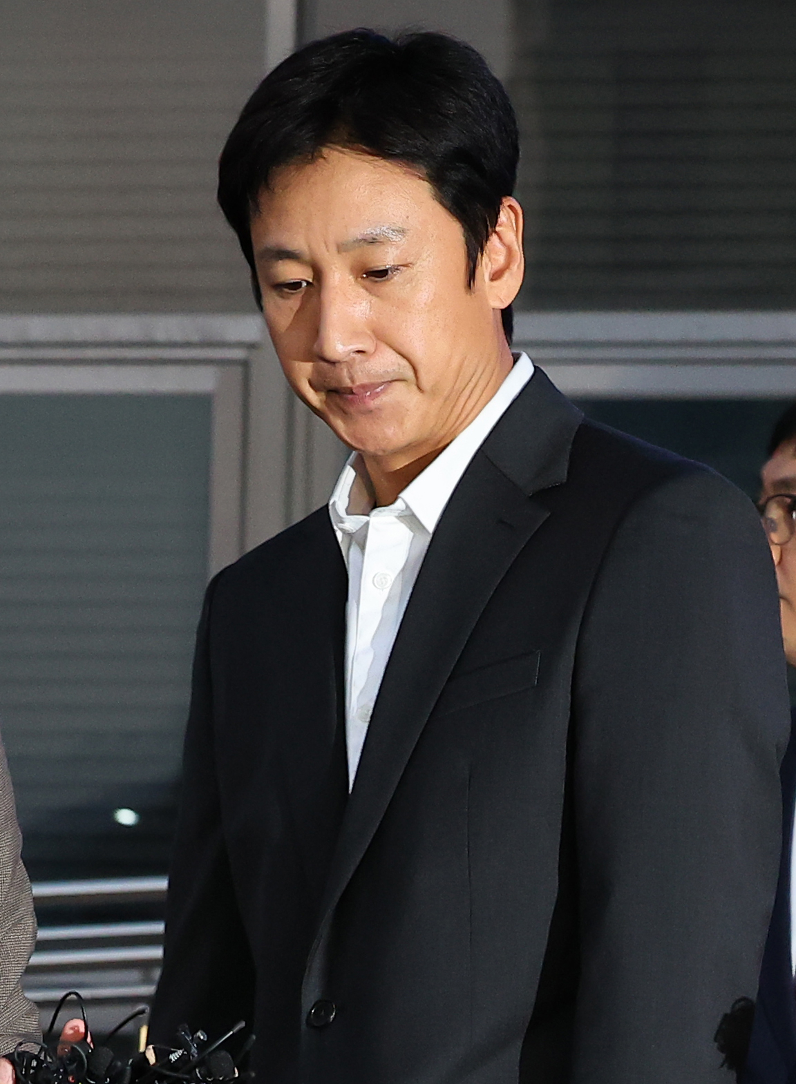 마약 투약 혐의를 받는 배우 이선균씨가 28일 오후 인천논현경찰서에 있는 인천경찰청 마약범죄수사계에 출석 조사를 마친 뒤 귀가하고 있다. [연합뉴스]