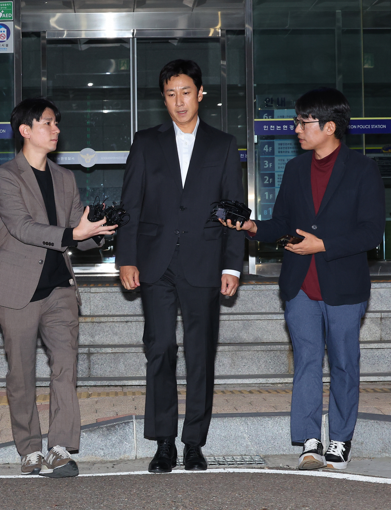 마약 투약 혐의를 받는 배우 이선균씨가 28일 오후 인천논현경찰서에 있는 인천경찰청 마약범죄수사계에 출석 조사를 마친 뒤 귀가하고 있다. [연합뉴스]