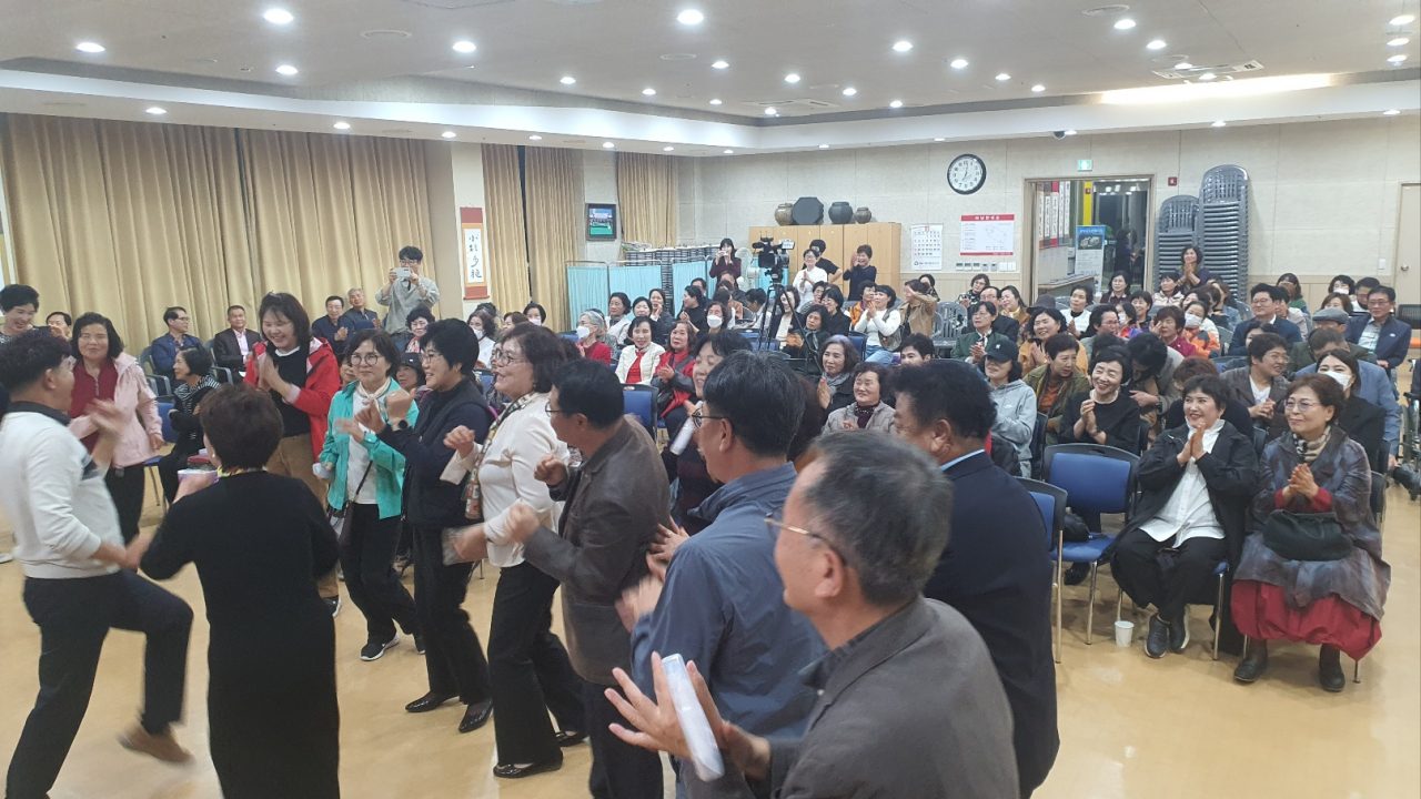담양군요양보호사협회는 24일 담양군노인복지관 대강당에서 회원들의 행복충전을 위한 가을밤낭만음악회를 개최했다. 서인주 기자