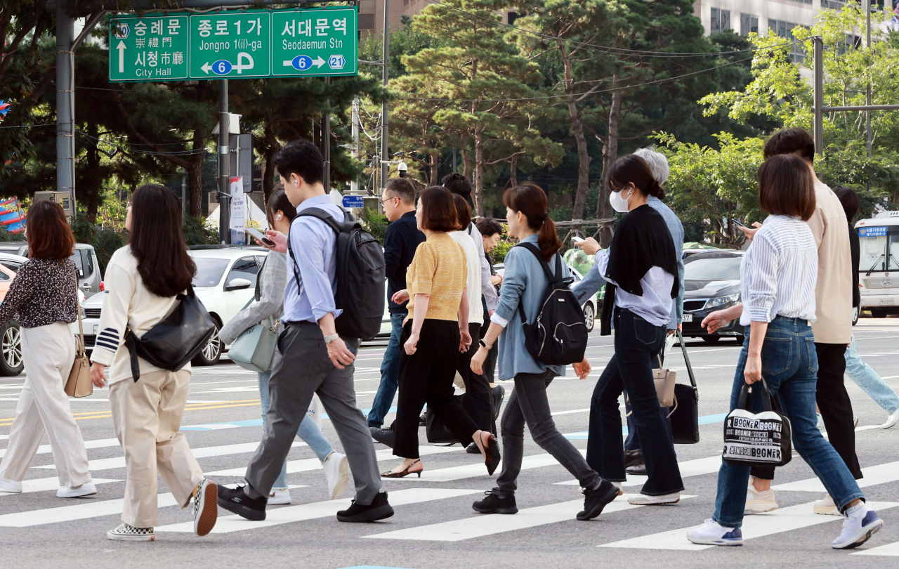 긴팔 차림의 시민들이 발걸음을 옮기고 있다. 연합뉴스