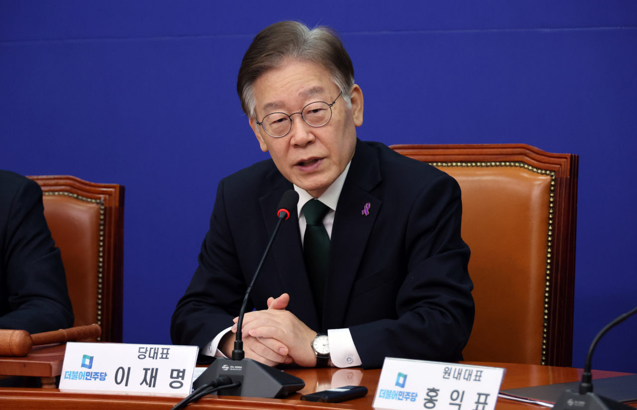 더불어민주당 이재명 대표가 27일 국회 당 사무실에서 최고위원회의를 하고 있다. [연합]