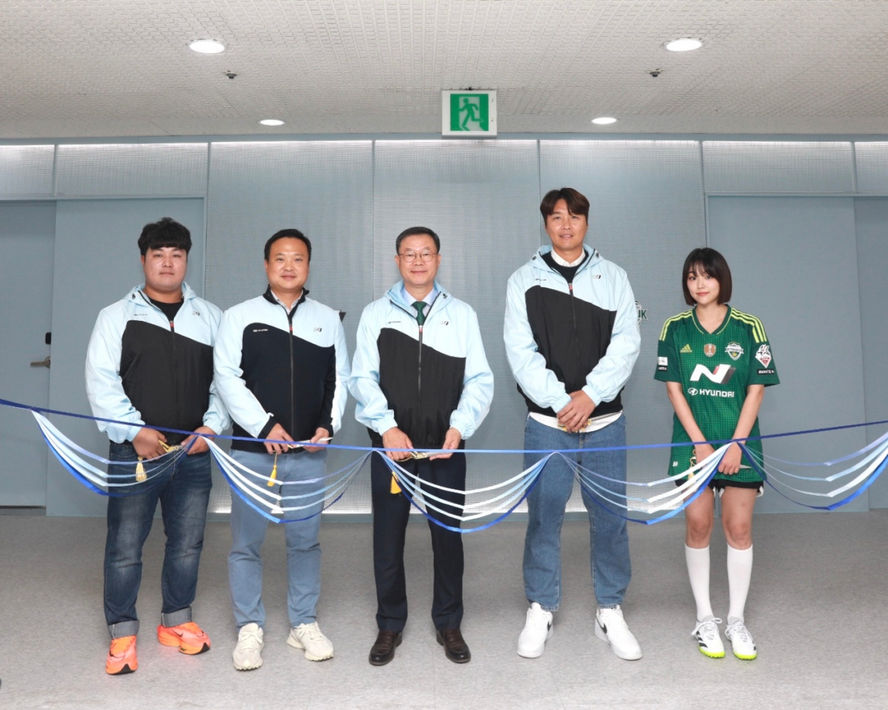 N 동호회 참석자 대표(왼쪽부터), N브랜드매니지먼트실 박준우 상무, 전북현대모터스에프씨 허병길 부사장, 전 전북현대 소속 이동국 선수, 배우 겸 가수 강미나가 기념 촬영을 하는 모습. [현대차 제공]