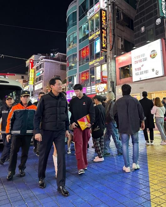 홍대입구역을 돌아보고 있는 오세훈 서울시장 [오세훈 시장 페이스북 캡처]