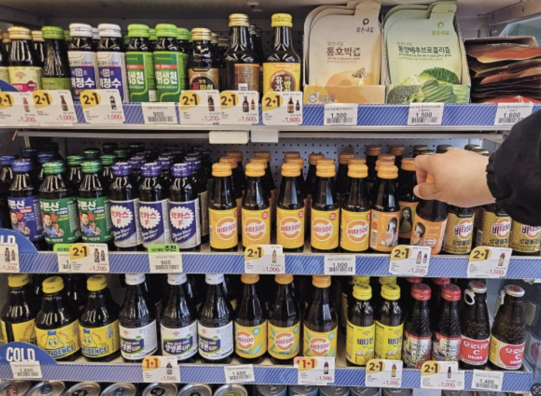 서울의 한 편의점. 비타민C 500㎎ 음료가 진열된 매대 한 켠에 1000㎎ 제품이 진열돼 있다. 이정아 기자