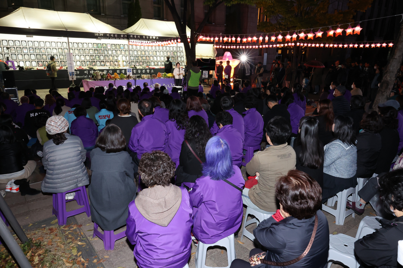 이태원 참사 1주기를 하루 앞둔 28일 서울광장 인근 10·29 이태원 참사 희생자 합동분향소에서 추모문화제가 열리고 있는 광경. [연합]