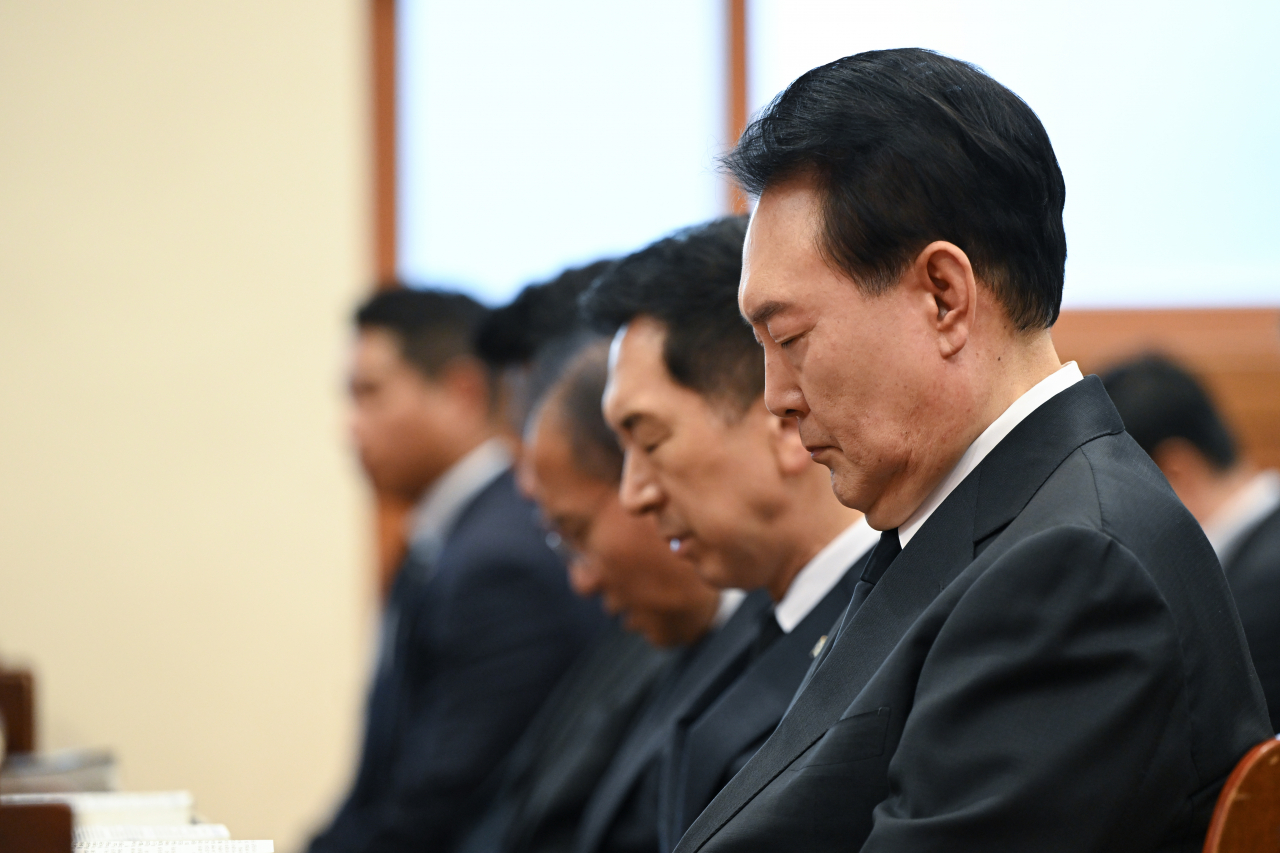 윤석열 대통령이 29일 서울 성북구 영암교회에서 열린 이태원 참사 1주기 추도 예배에서 기도하고 있다. 이날 추도예배에는 국민의힘 김기현 대표, 윤재옥 원내대표, 추경호 부총리, 이상민 행정안전부 장관 등도 함께 했다. [연합]
