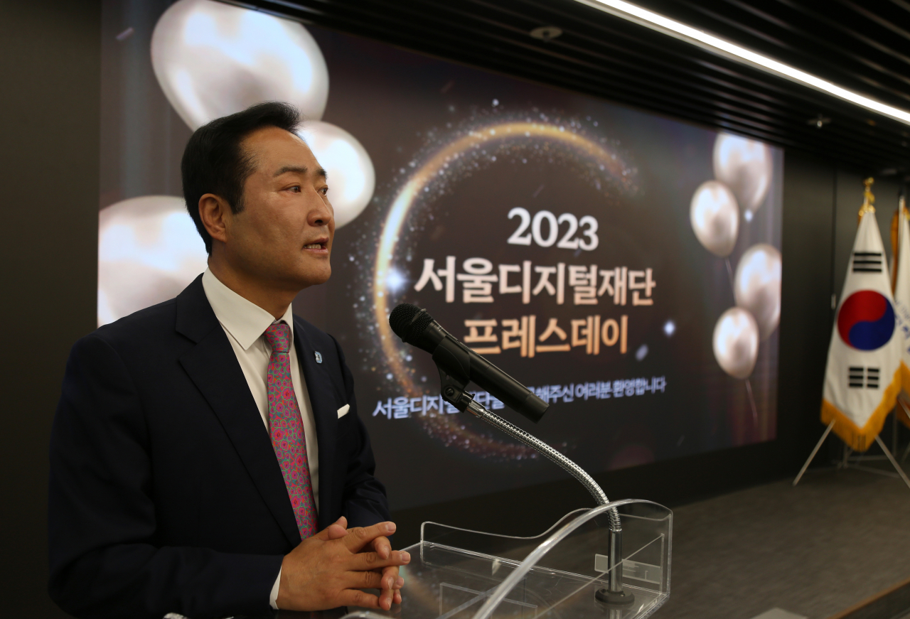Seoul Digital Foundation CEO Kang Yo-sik announces the foundation's three different projects for utilizing artificial intelligence for public facilities and services at a press conference, Thursday. (Seoul Digital Foundation)