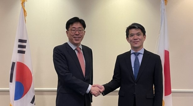 원도연(왼쪽) 외교부 개발협력국장과 카즈야 엔도 일본 외무성 국제협력국장 [외교부 제공]