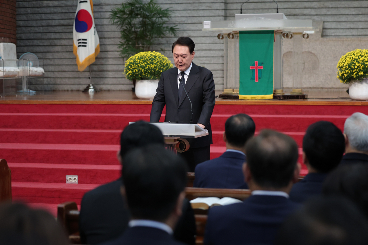 윤석열 대통령이 29일 서울 성북구 영암교회에서 열린 이태원 참사 1주기 추도 예배에서 추도사를 하고 있다. [연합]