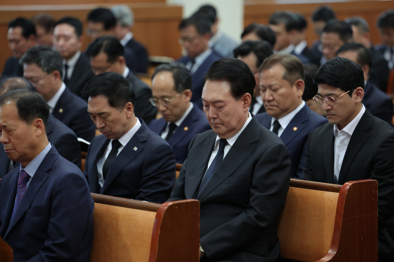 윤석열 대통령이 29일 서울 성북구 영암교회에서 열린 이태원 참사 1주기 추도 예배에서 기도하고 있다. 이날 추도예배에는 국민의힘 김기현 대표, 윤재옥 원내대표, 추경호 부총리, 이상민 행정안전부 장관 등도 함께 했다. [연합]