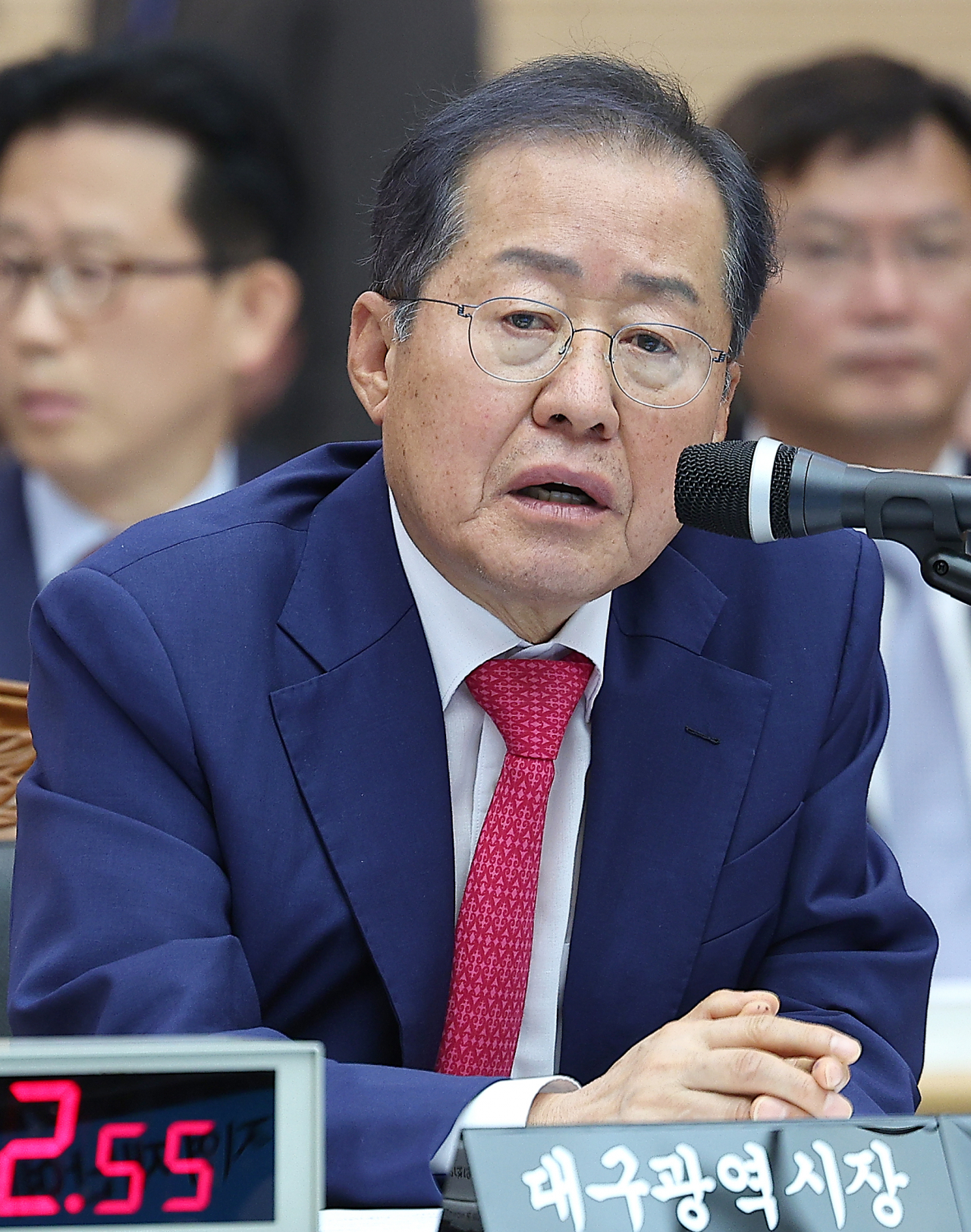 홍준표 대구시장이 23일 대구시청 산격청사에서 열린 국회 행정안전위원회의 대구시에 대한 국정감사에서 질의에 답변하고 있다. [연합]