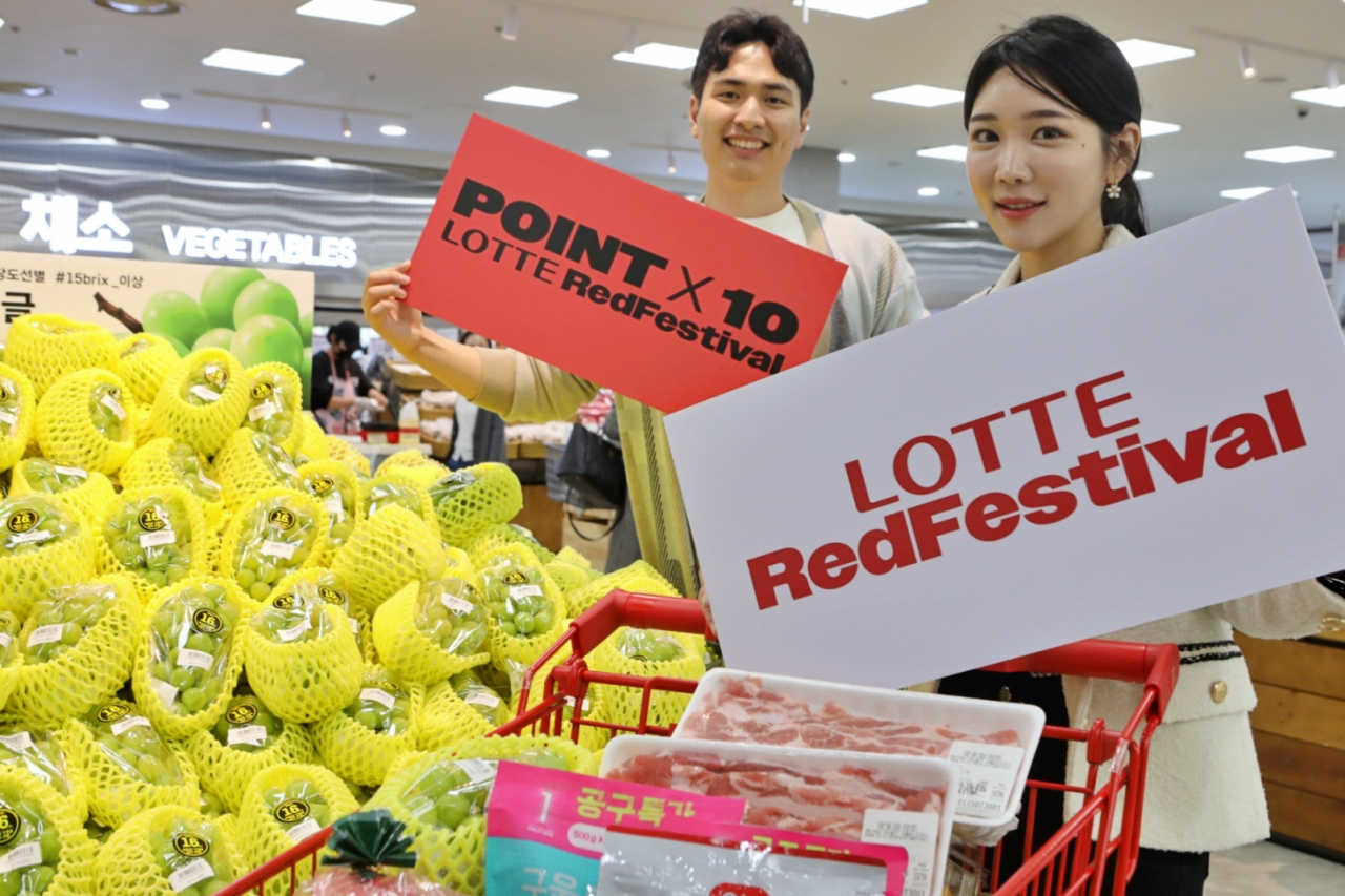 11월 2일부터 12일까지 ‘롯데레드페스티벌(LOTTE Red Festival)’이 열린다. 모델둘이 행사를 소개하고 있다. [롯데쇼핑 제공]