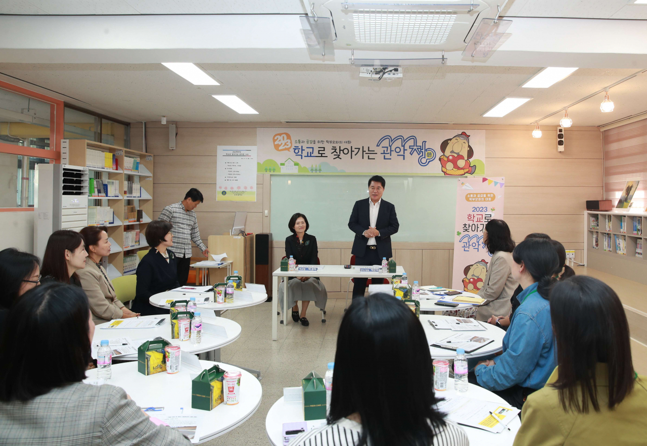 서울 관악구는 ‘학교로 찾아가는 관악청(聽)’을 통해 학부모, 학교 관계자들과 소통의 시간을 갖는다고 30일 밝혔다. 박준희 관악구청장이 학교로 직접 찾아가 간담회를 하고 있다.[관악구 제공]