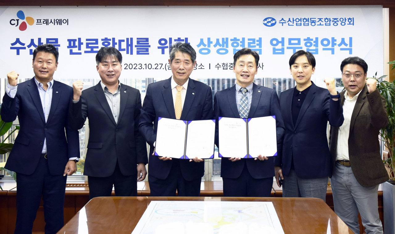 박선호(왼쪽 네 번째) CJ프레시웨이 상품·마케팅본부장이 27일 서울 송파구 수산업협동조합중앙회 본사에서 양동욱(왼쪽 세 번째) 수협중앙회 상임이사와 업무협약 기념 촬영을 하고 있다. [CJ프레시웨이 제공]