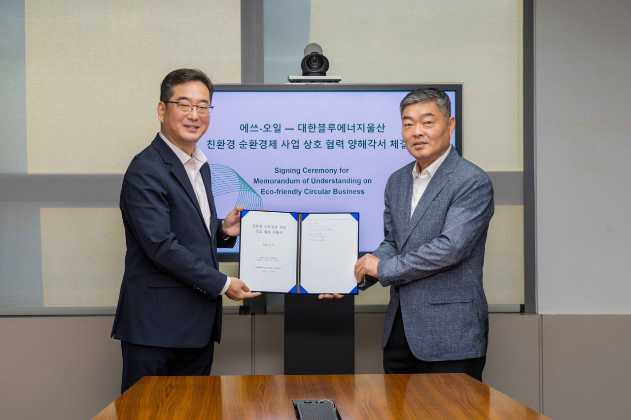 정영광(왼쪽) S-OIL 부문장이 이인환(오른쪽) 대한블루에너지울산 대표와 지난 27일 서울 마포 본사에서 친환경 순환경제 사업 상호 협력 의향서를 체결하고 있다 [S-OIL 제공]