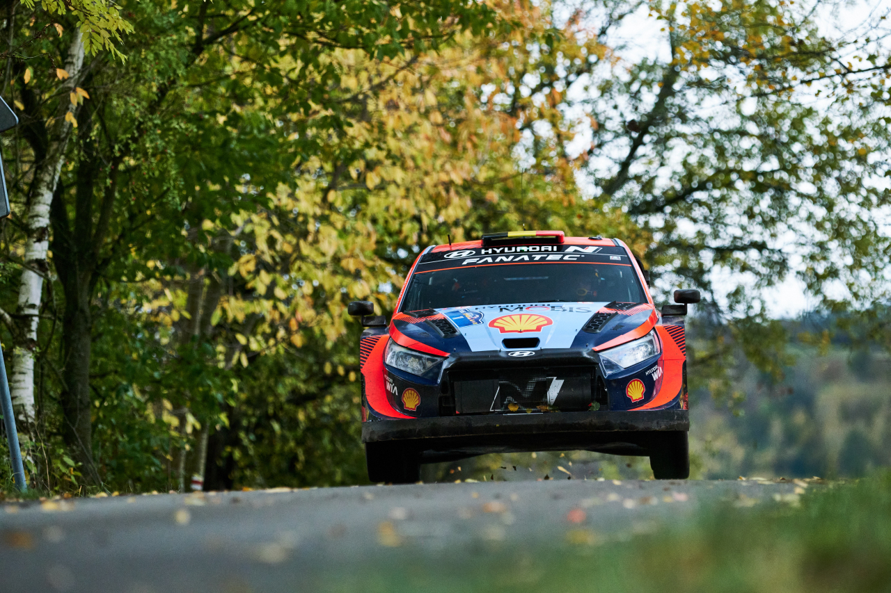 ‘2023 월드랠리챔피언십’ 중부 유럽 랠리에 참가한 현대차 ‘i20 N Rally1 하이브리드’ 경주차. [현대차 제공]
