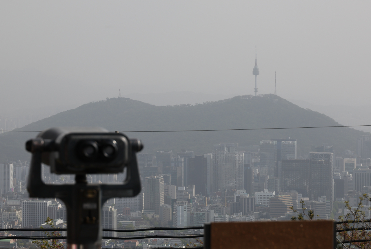 16일 오후 북악산 팔각정에서 바라본 서울 시내가 황사와 미세먼지로 뿌옇다. [연합]