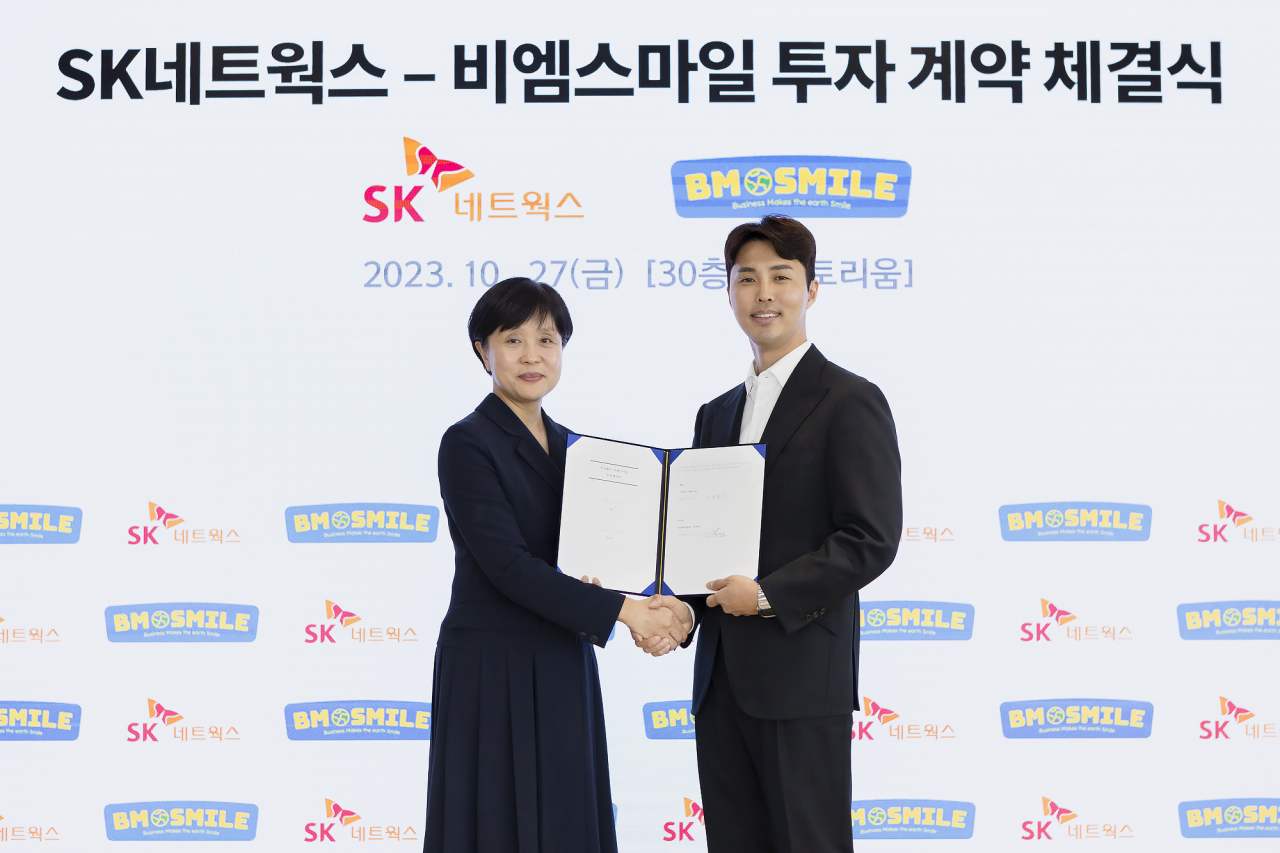 지난 27일 SK네트웍스 삼일빌딩에서 열린 투자 기념행사에서 류성희(왼쪽) SK네트웍스 지속경영본부장, 박봉수 비엠스마일 대표가 기념사진을 촬영하고 있다. [SK네트웍스 제공]