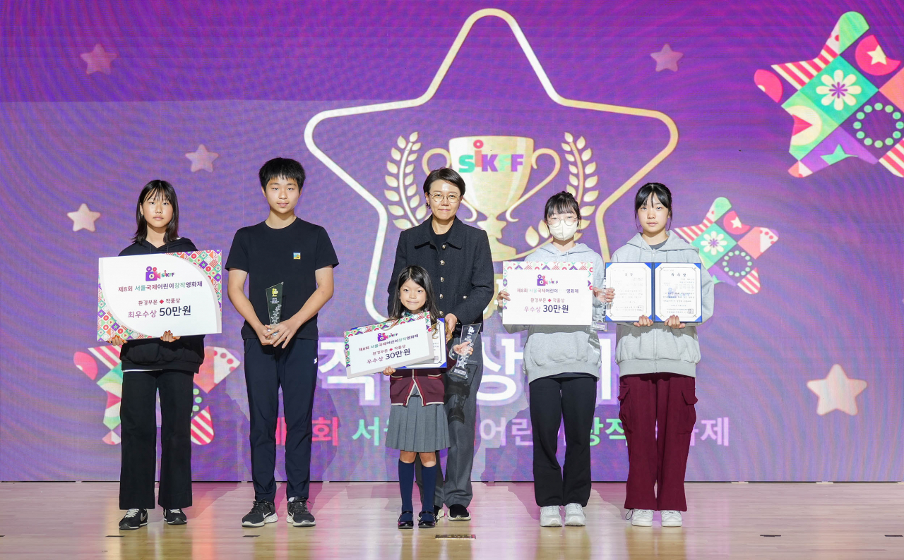 AIA생명 후원으로 27일 열린 ‘제8회 서울국제어린이창작영화제’ 시상식에서 AIA생명 관계자 및 수상 어린이들이 단체 촬영에 임하고 있다. [AIA생명 제공]