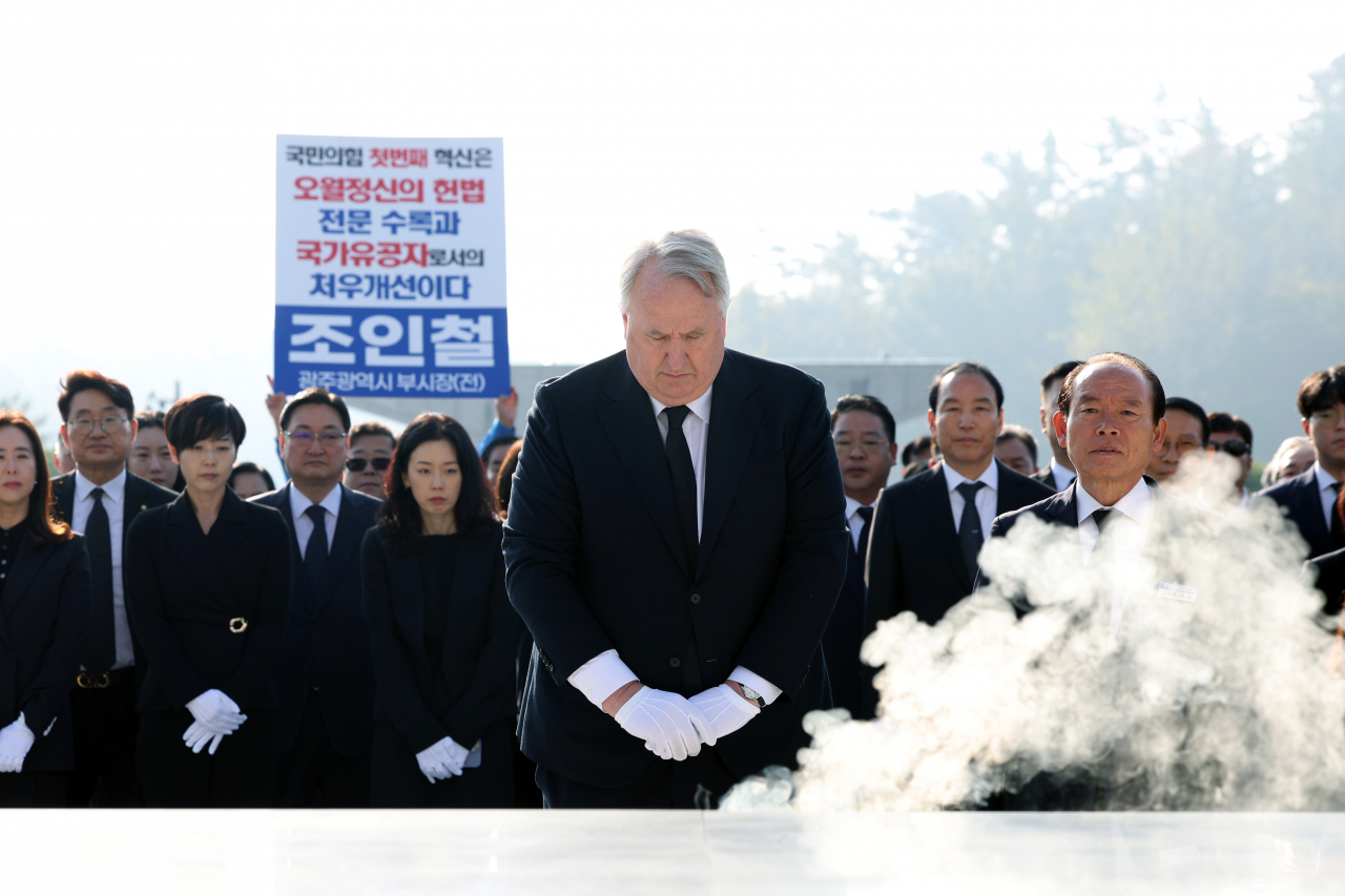 국민의힘 인요한 혁신위원장이 30일 오전 광주 북구 국립 5·18 민주묘지에서 5·18 영령에 대한 묵념을 하고 있다.[연합]
