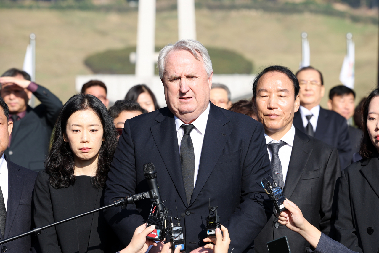 국민의힘 인요한 혁신위원장이 30일 오전 광주 북구 국립 5·18 민주묘지에서 참배를 마친 뒤 발언하고 있다. [연합]