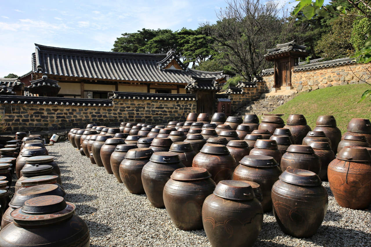 명재고택 장독대