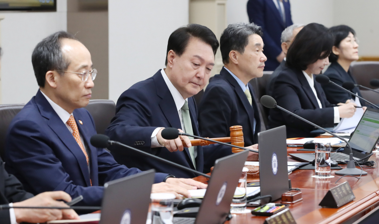 윤석열 대통령이 30일 서울 용산 대통령실 청사에서 열린 국무회의에서 개회를 선언하고 있다. [연합]