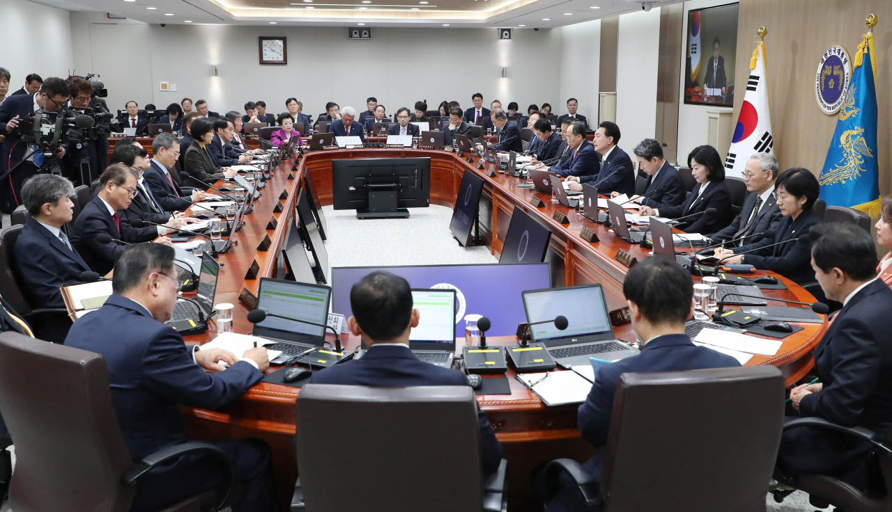 윤석열 대통령이 30일 서울 용산 대통령실 청사에서 국무회의를 주재하고 있다. [연합]