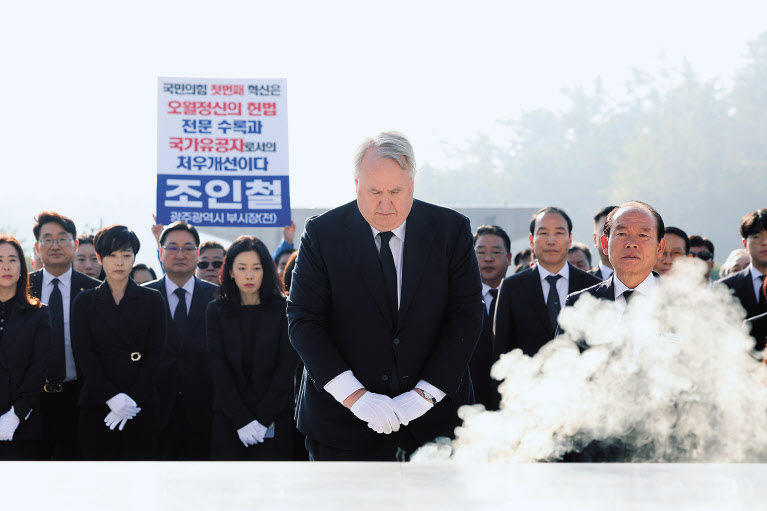 인요한 국민의힘 혁신위원장이 30일 오전 광주 북구 국립 5·18 민주묘지에서 5·18 영령에 대한 묵념을 하고 있다. 국립묘지 참배는 인 위원장의 첫 공식 외부 일정이다. [연합]