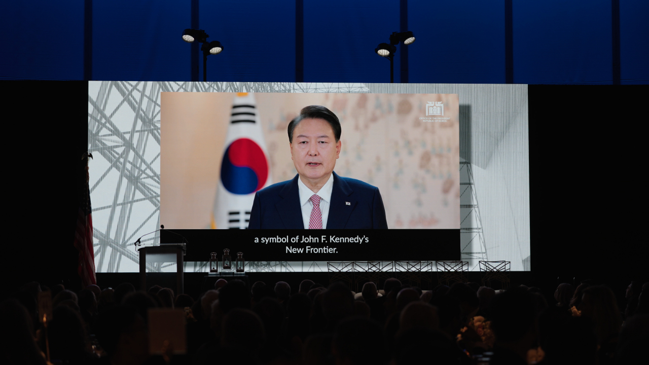 19일(현지시간) 미국 보스턴 JFK 재단 도서괌 겸 박물관에서 열린 '2023년 용기 있는 사람들 상' 시상식에서 윤석열 대통령이 영상으로 수상 소감을 밝히고 있다.[대통령실 제공]