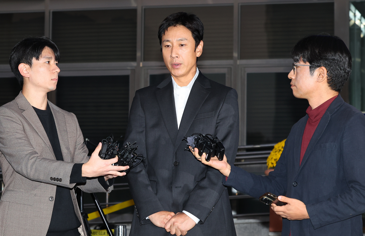 마약 투약 혐의를 받는 배우 이선균씨가 지난 28일 오후 인천논현경찰서에 있는 인천경찰청 마약범죄수사계에 출석 조사를 마친 뒤 귀가하고 있다. [연합]