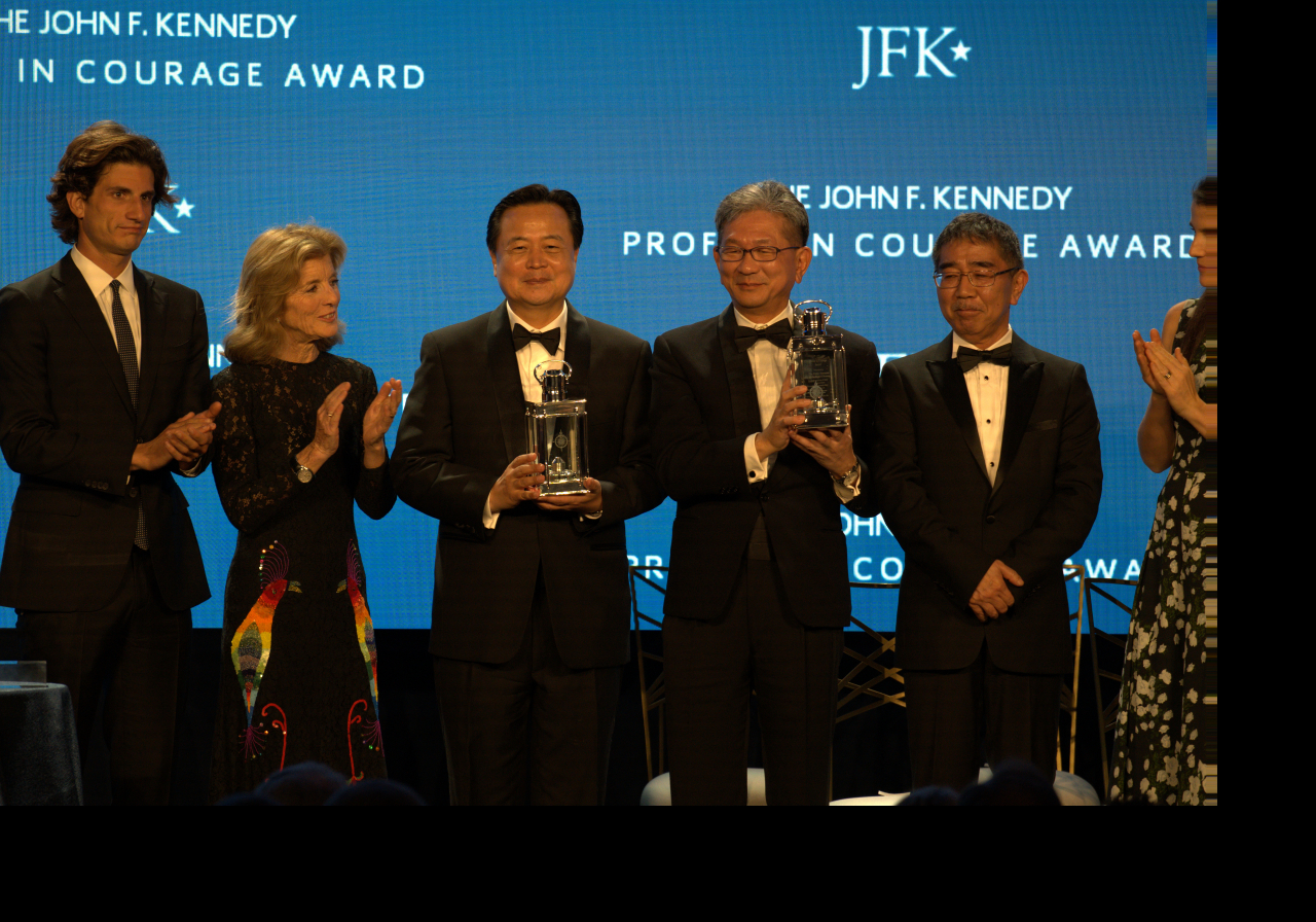 19일(현지시간) 미국 보스턴 JFK 재단 도서괌 겸 박물관에서 열린 '2023년 용기 있는 사람들 상' 시상식에서 조현동 주미대사(왼쪽에서 세번째)와 모리 다케오(森健良) 전 일본외무성 사무차관(오른쪽에서 세번째)가 대리 수상하고 있다.[대통령실 제공]