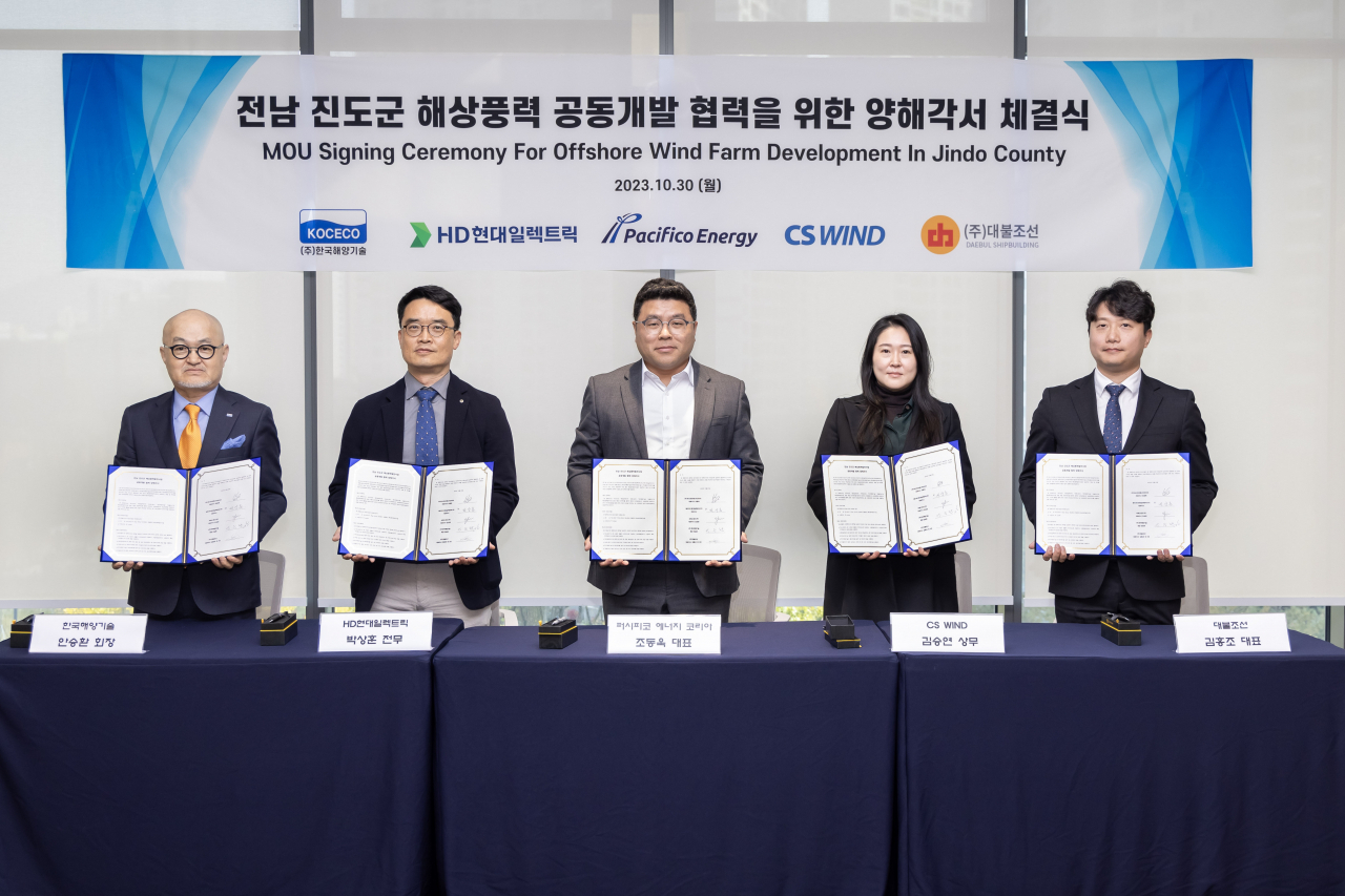 HD현대일렉트릭이 30일 HD현대 글로벌R&D(연구개발)센터에서 퍼시피코, 씨에스윈드, 한국해양기술, 대불조선과 함께 ‘전남 진도군 해상풍력발전단지 공동개발을 위한 양해각서(MOU)’를 체결했다. 안승환(왼쪽부터) 한국해양기술 회장, 박상훈 HD현대일렉트릭 기획·신성장 부문장, 조동욱 퍼시피코 대표, 김승연 씨에스윈드 상무, 김홍조 대불조선 대표 [HD현대일렉트릭 제공]