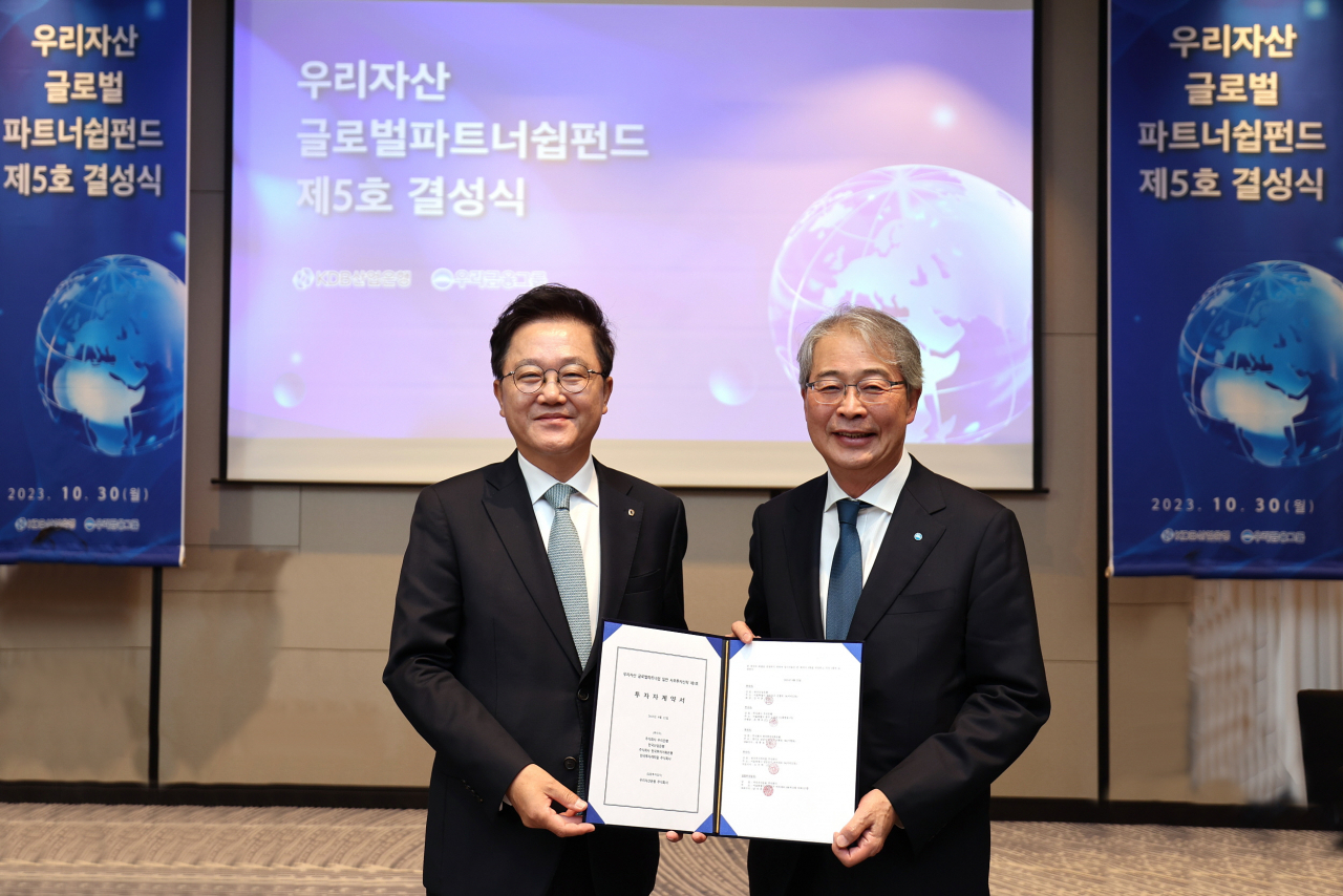 30일 글로벌파트너십펀드 결성식에 참석한 강석훈(왼쪽) 산업은행 회장과 임종룡(오른쪽) 우리금융지주 회장이 기념촬영을 하고 있다.[산업은행 제공]