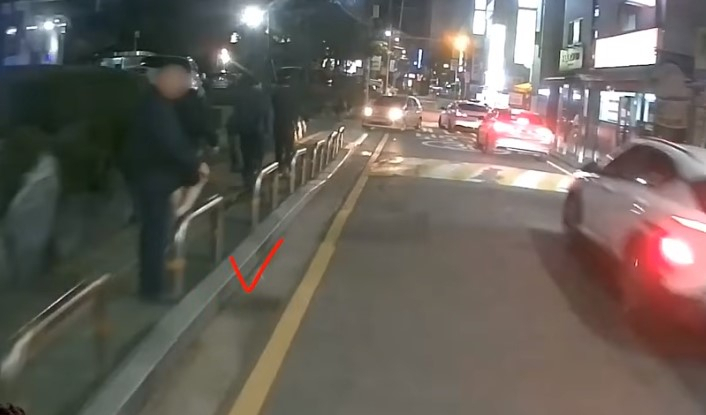 담배꽁초 버리려 손 뻗다 차에 ‘쿵’…“한방병원 입원한다네요” [여車저車]