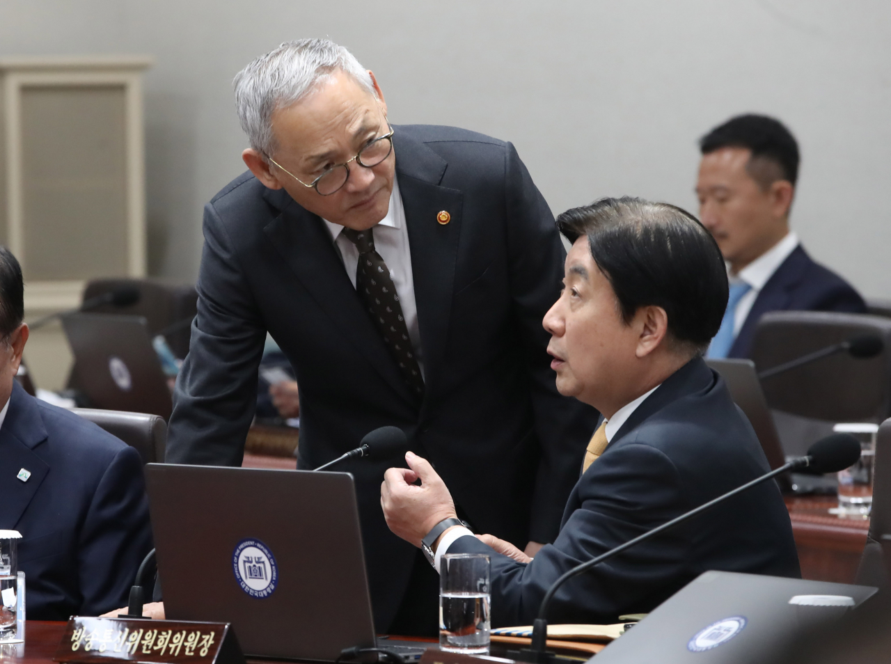 이동관 방송통신위원장(오른쪽)과 유인촌 문화체육관광부 장관이 30일 서울 용산 대통령실 청사에서 열린 국무회의에 참석해 이야기를 나누고 있다. [연합]