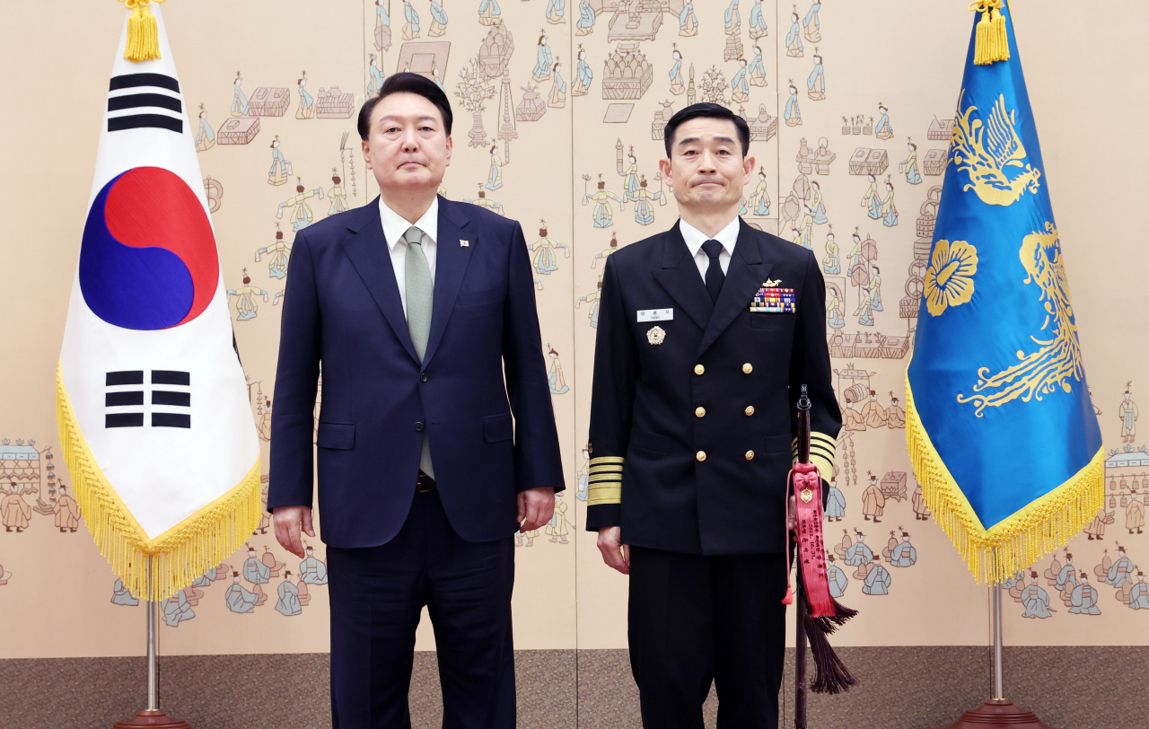 윤석열 대통령이 30일 서울 용산 대통령실 청사에서 열린 장성 진급·보직 신고 및 삼정검 수치 수여식에서 양용모 해군 참모총장에게 삼정검 수치를 수여한 뒤 기념촬영을 하고 있다. [연합]