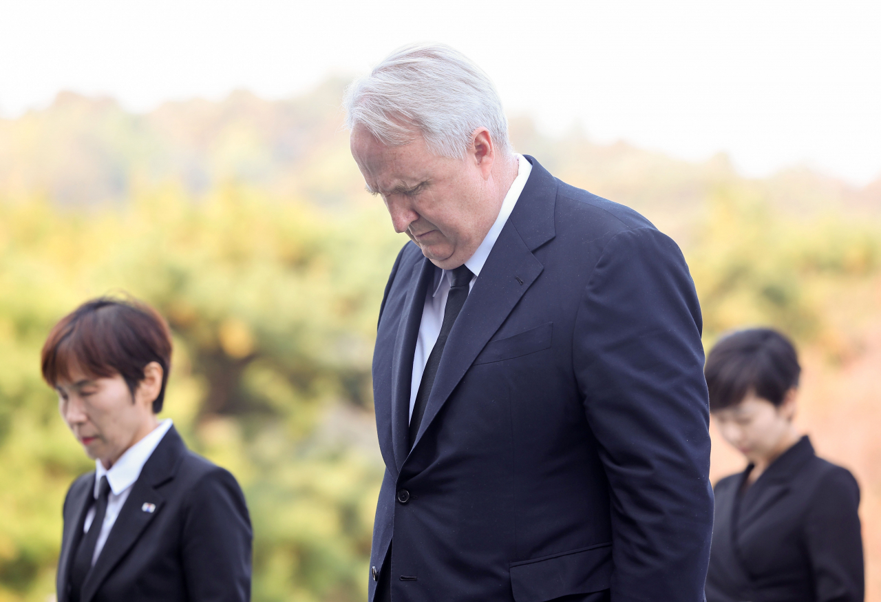 인요한 국민의힘 혁신위원장이 지난 30일 오후 국립서울현충원을 찾아 참배하고 있다. [연합]