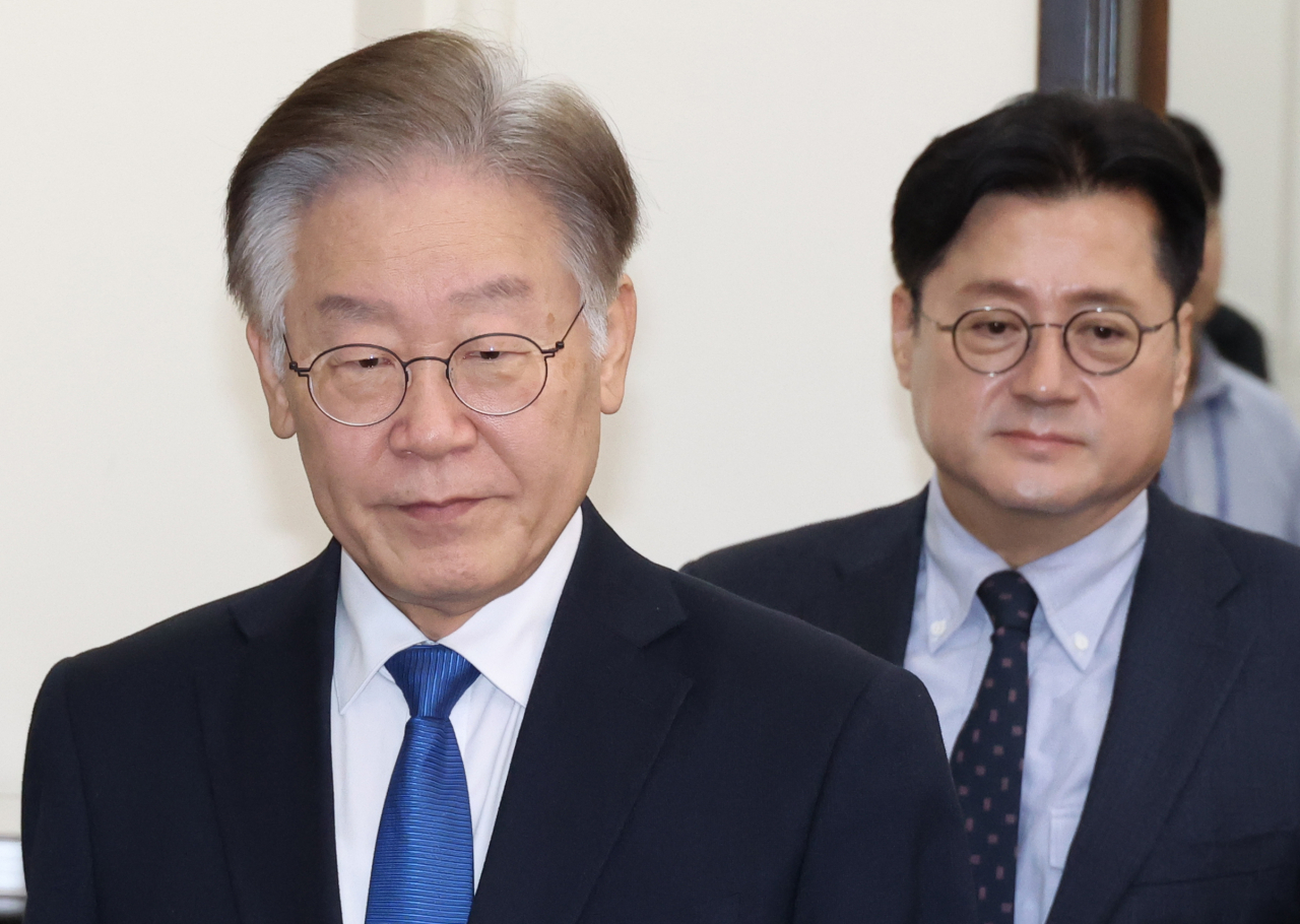 이재명 더불어민주당 대표와 홍익표 원내대표가 30일 국회에서 열린 최고위원회의에 입장하고 있다. [연합]
