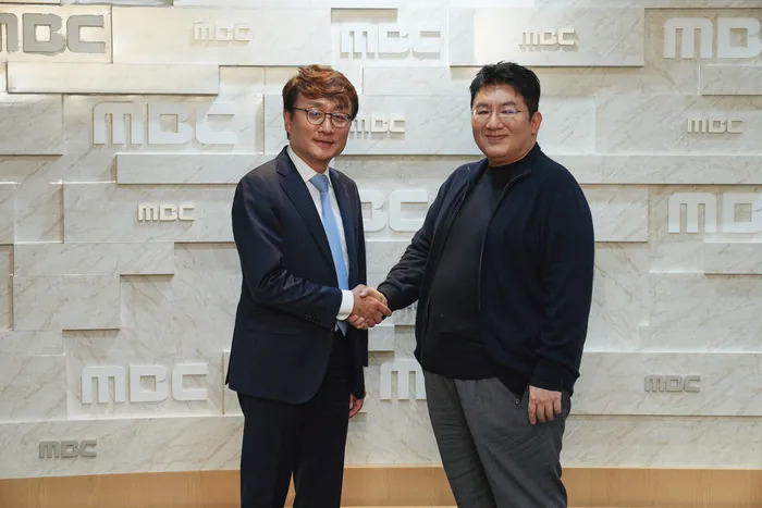 MBC 안형준 사장(왼쪽)과 하이브 방시혁 의장이 30일 서울 마포구 상암동 MBC 사옥에서 만나 악수를 하고 있다. MBC 제공
