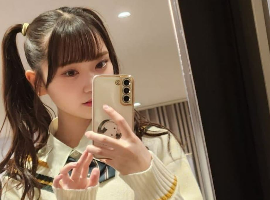 일본 아이돌 AKB48의 멤버 야마자키 소라가 삼성 갤럭시를 사용하는 모습. [AKB48 공식 SNS]