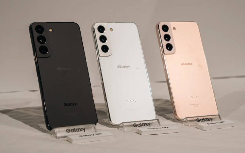 일본에서 출시된 갤럭시 S22에는 ‘SAMSUNG’ 브랜드 대신 ‘GALAXY(갤럭시)’ 로고만 새겨져 있다. [mobilelaby 홈페이지]