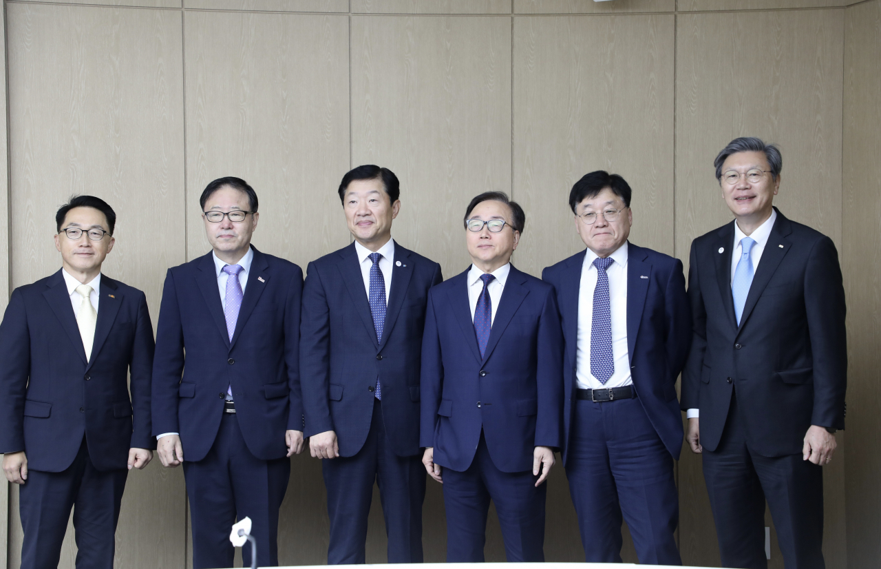 이호준(왼쪽부터) 한국중견기업연합회 부회장, 정윤모 중기중앙회 부회장, 우태희 대한상의 부회장, 이동근 경총 부회장, 정만기 무역협회 부회장, 김창범 한국경제인연합회 부회장이 앞서 18일 대한상공회의소 1층 EC룸에서 ‘경제6단체 상근부회장 회의’를 갖고 기념사진을 촬영하고 있다. [한국경영자총협회 제공]
