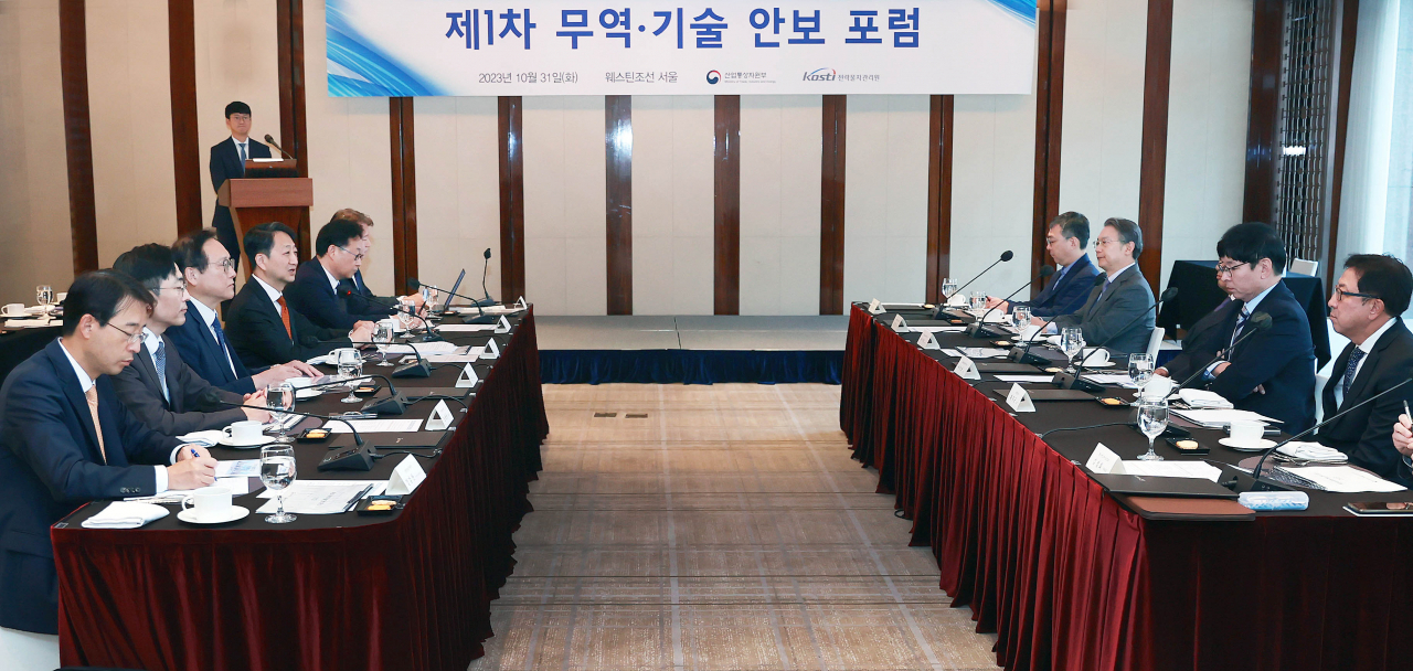 안덕근(왼쪽 세번째) 산업통상자원부 통상교섭본부장이 31일 오전 서울 중구 웨스틴조선호텔에서 열린 ‘제1차 무역·기술 안보 포럼’을 주재하고 있다.［산업통상자원부 제공］