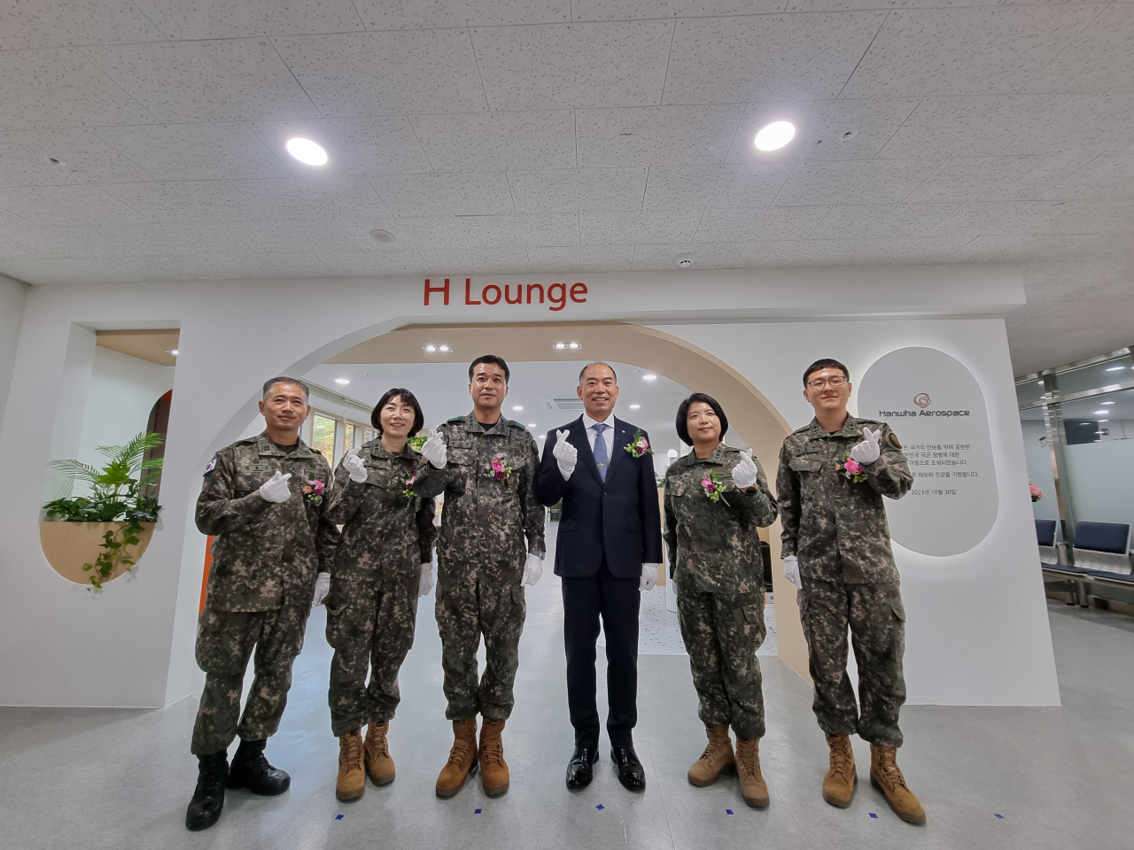 류영관(왼쪽 네번째) 한화에어로스페이스 부사장 등이 국군홍천병원 H라운지에서 기념촬영을 하고 있다.[한화에어로스페이스 제공]