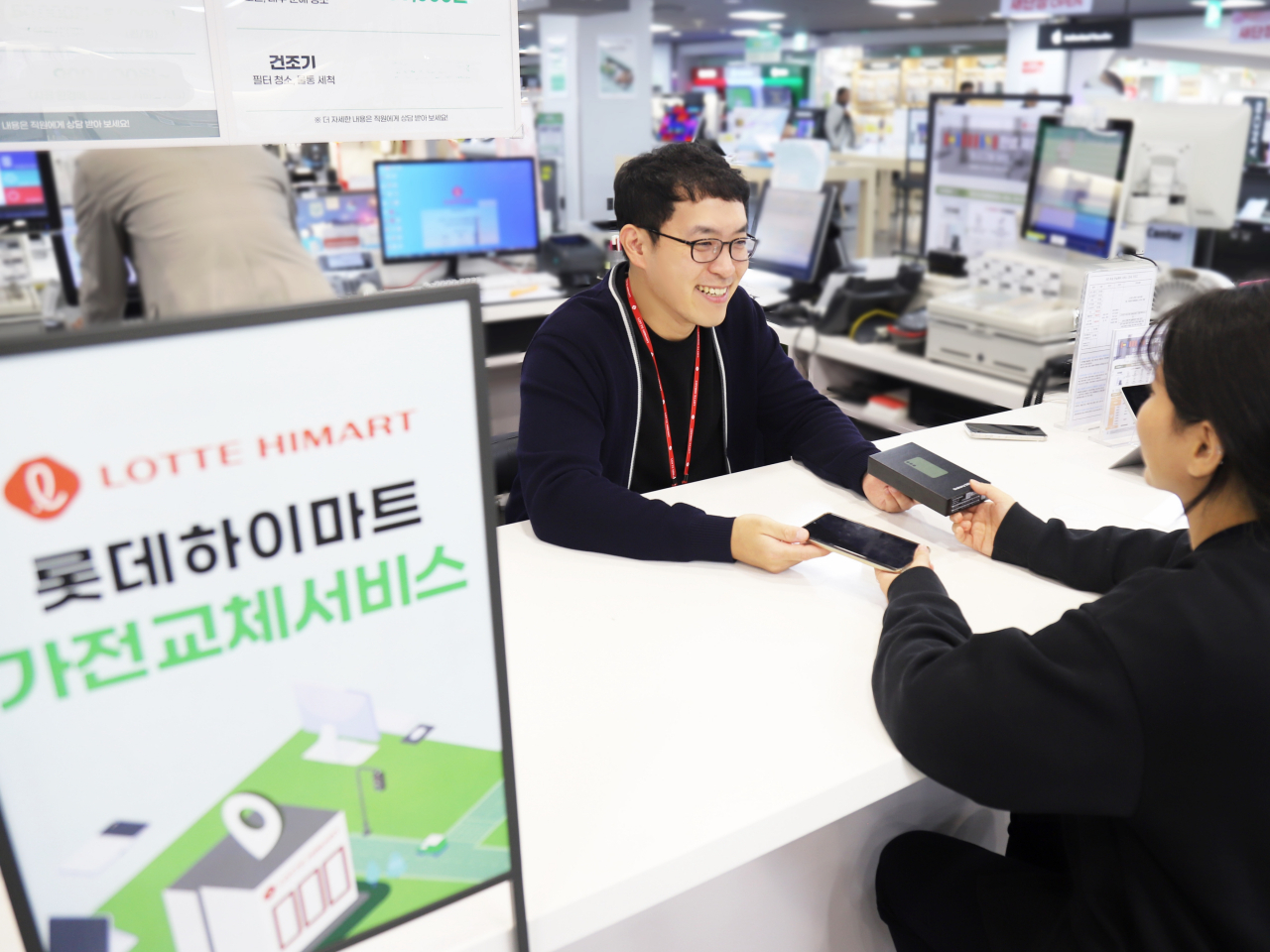 롯데하이마트가 11월 2일 국내 최초로 ‘가전 교체 서비스’를 선보인다. [롯데하이마트 제공]