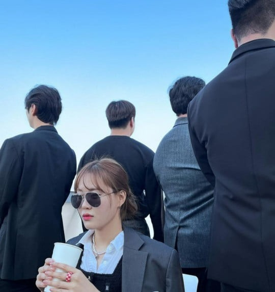 개그우먼 엄지윤이 최근 세간의 논란이 된 전청조 씨를 패러디한 사진을 SNS에 게재했다가 여론의 비난을 받고 삭제 조치했다. [엄지윤 SNS]