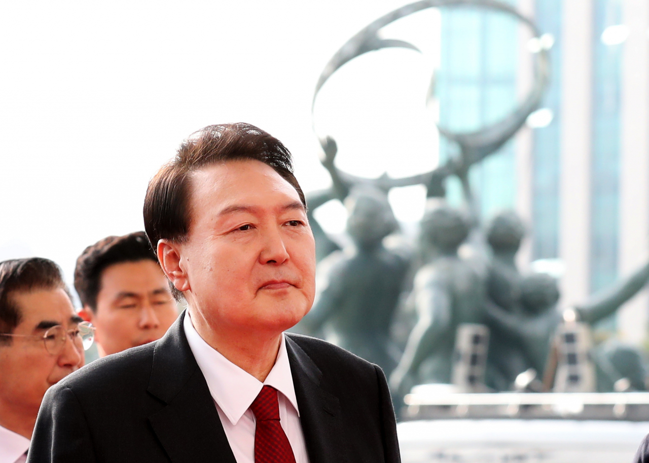 윤석열 대통령이 31일 2024년도 예산안 및 기금운용계획안 시정 연설을 위해 국회에 도착하고 있다. 연합뉴스