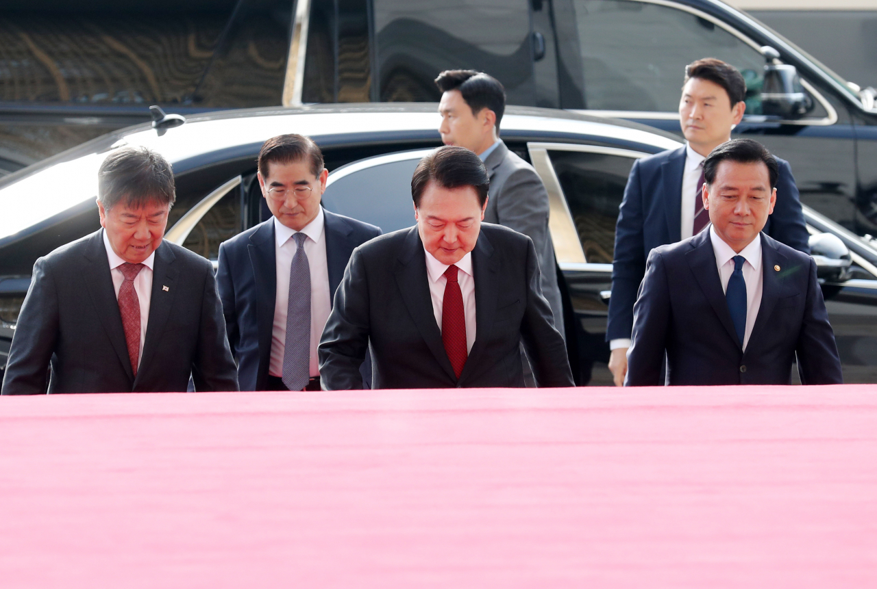 윤석열 대통령이 31일 2024년도 예산안 및 기금운용계획안 시정 연설을 위해 국회에 도착하고 있다. [연합]